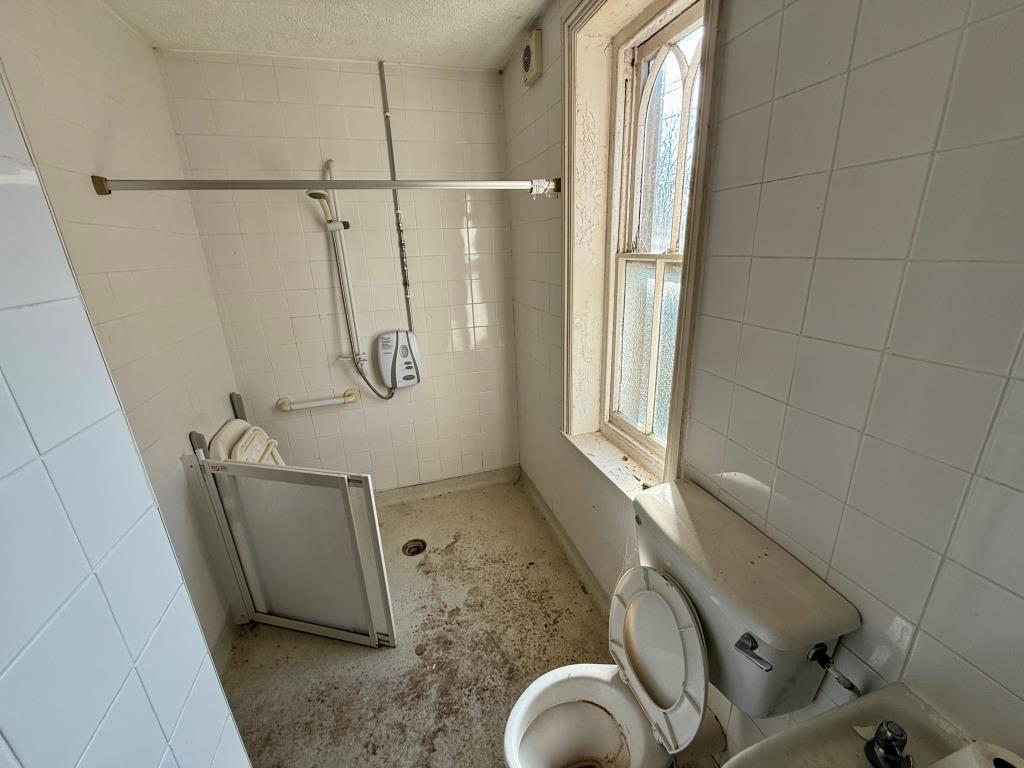 Lot: 129 - FREEHOLD RESIDENTIAL INVESTMENT - Wet room with W.C.